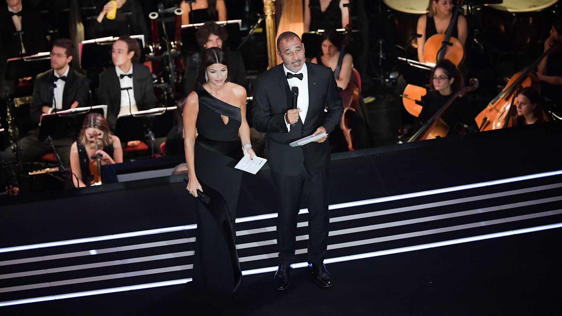 Ruud Gullit e Ilaria D’Amico, los presentadores de la gala