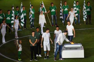 Helio Hermito Zampier Neto, Alan Ruschel, Jakson Follmann y Rafael Henzel sobrevivientes del accidente aéreo recibieron un reconocimiento. AFP