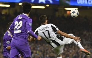 El croata Mario Mandzukic de volea marca el tanto para Juventus. AFP