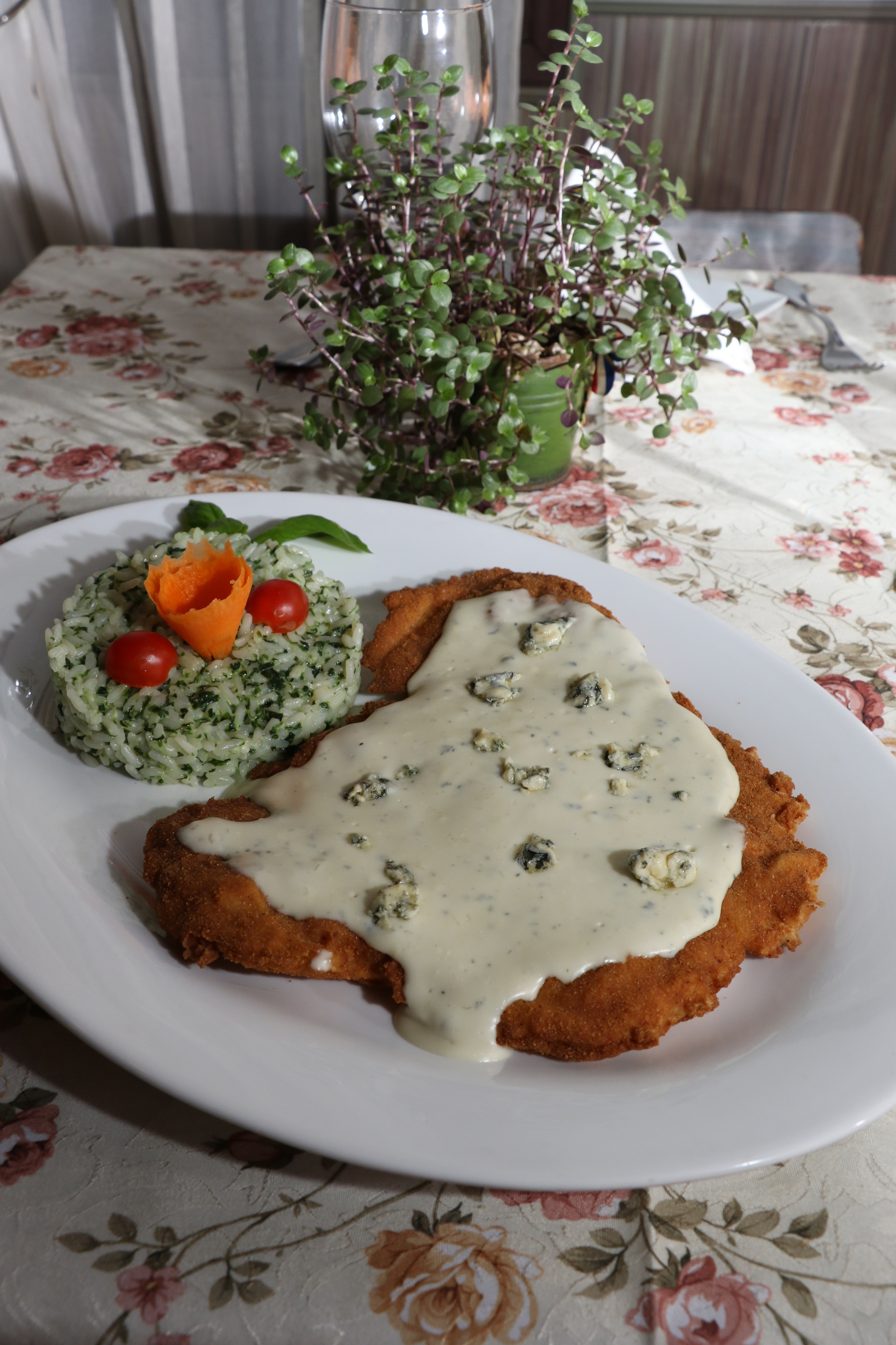 Milanesa de surubi San Miguel bañada con salsa de roquefort, uno de los platos tradicionales del restaurante.