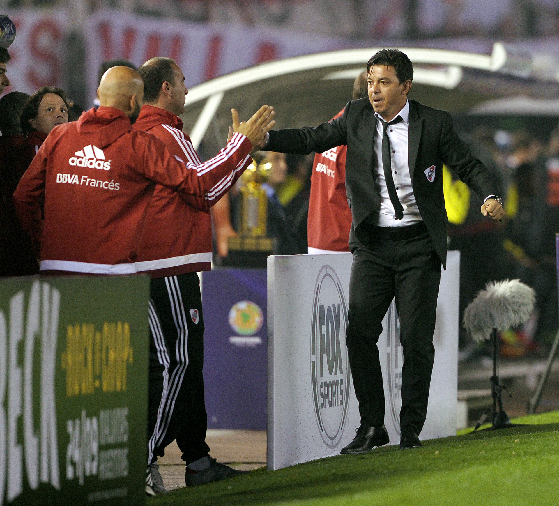 El Muñeco junto a todo su cuerpo técnico celebran el primer tanto frente a Independiente Santa Fe (AFP)