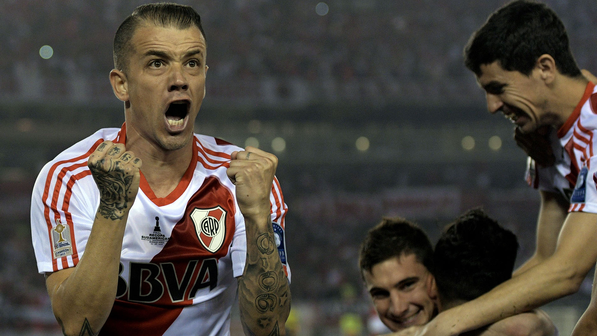 Puño apretado para D’Alessandro y felicidad pura en Alario y Nacho Fernández (AFP)