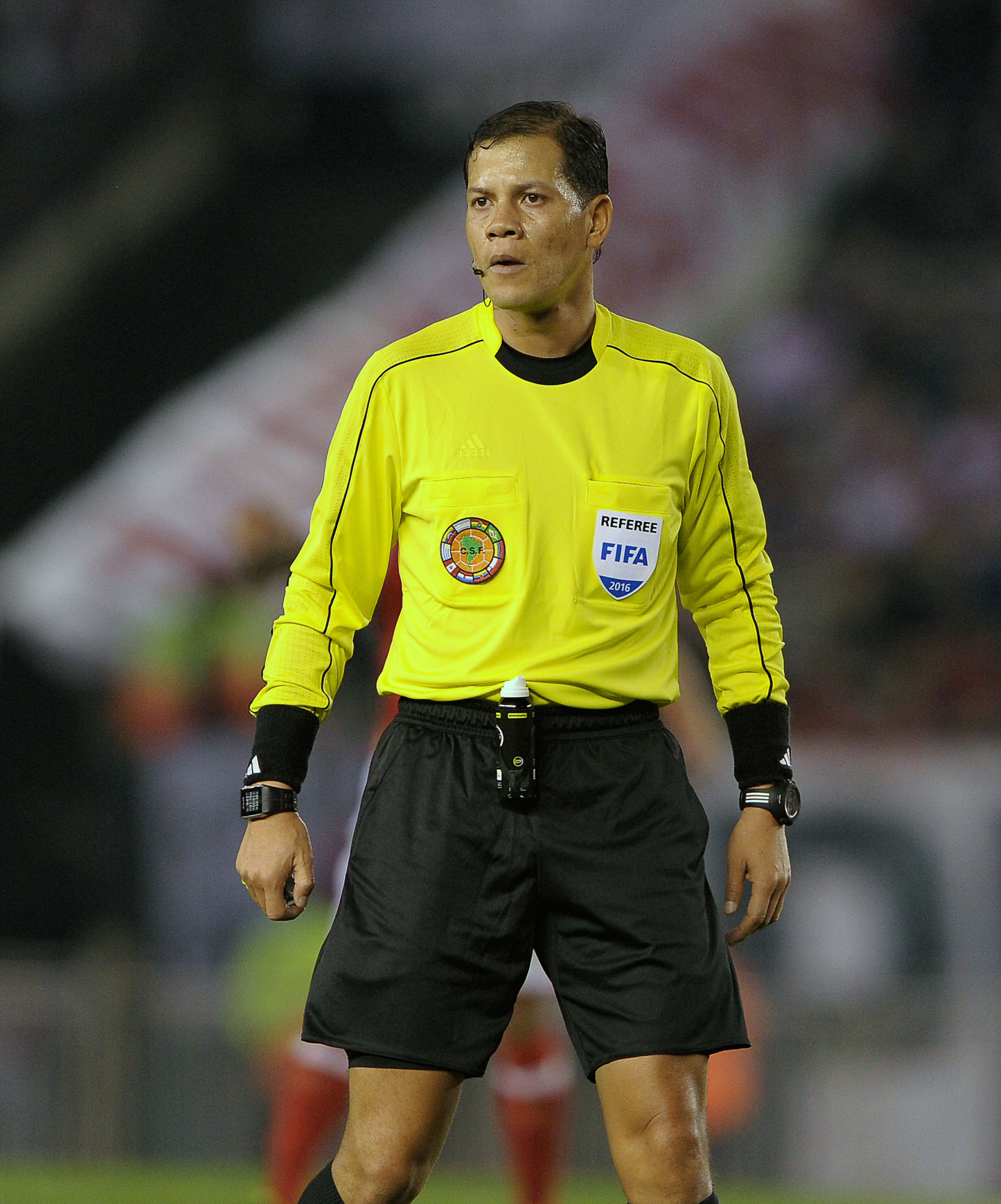 Víctor Carrillo, el árbitro peruano que dirigió el encuentro en el Monumental (AFP)