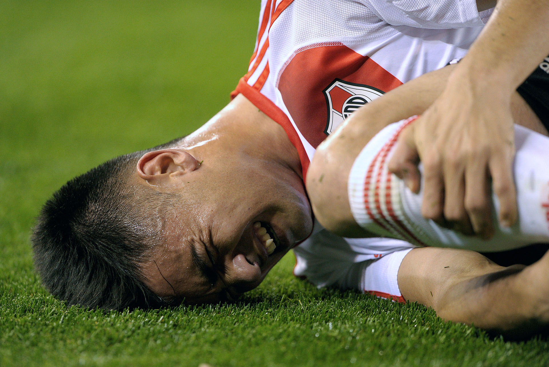 Pity Martínez con gestos de dolor tras recibir una dura infracción (AFP)