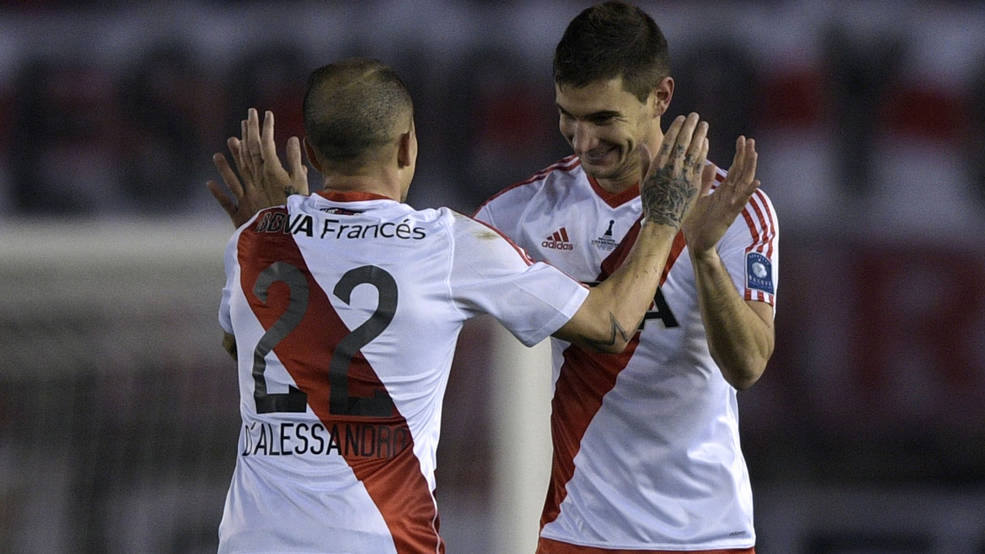 El saludo entre el Cabezón y el Pipa, tras el gol del ex Colón de Santa Fe (AFP)