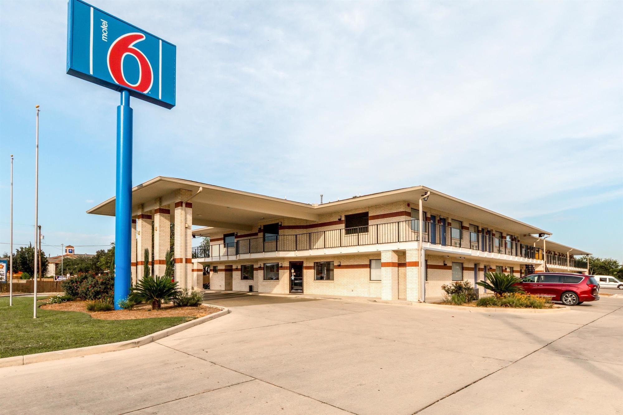Discount Coupon for Motel 6 San Antonio South WW White Road in San