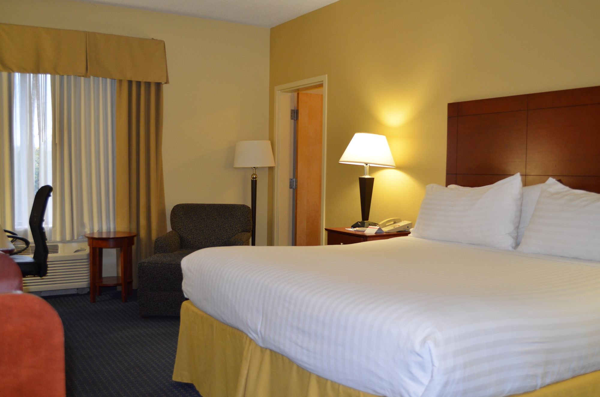 Discount Coupon for Holiday Inn Express & Suites Oxford in Oxford