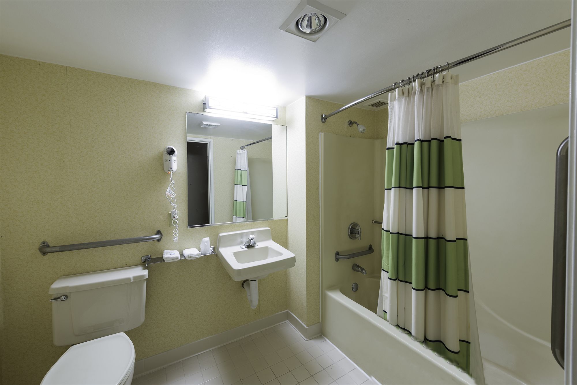 Discount Coupon for Red Roof Inn & Suites Atlantic City in Absecon, New