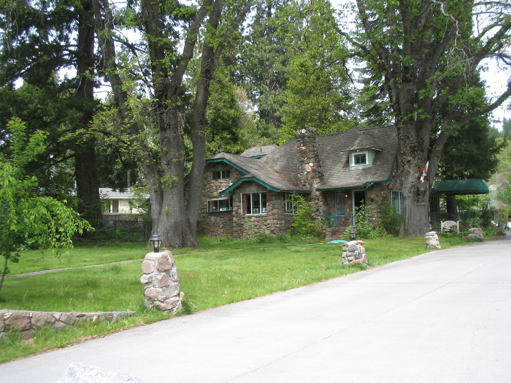 Discount Coupon for Strawberry Valley Inn in Mt Shasta, California