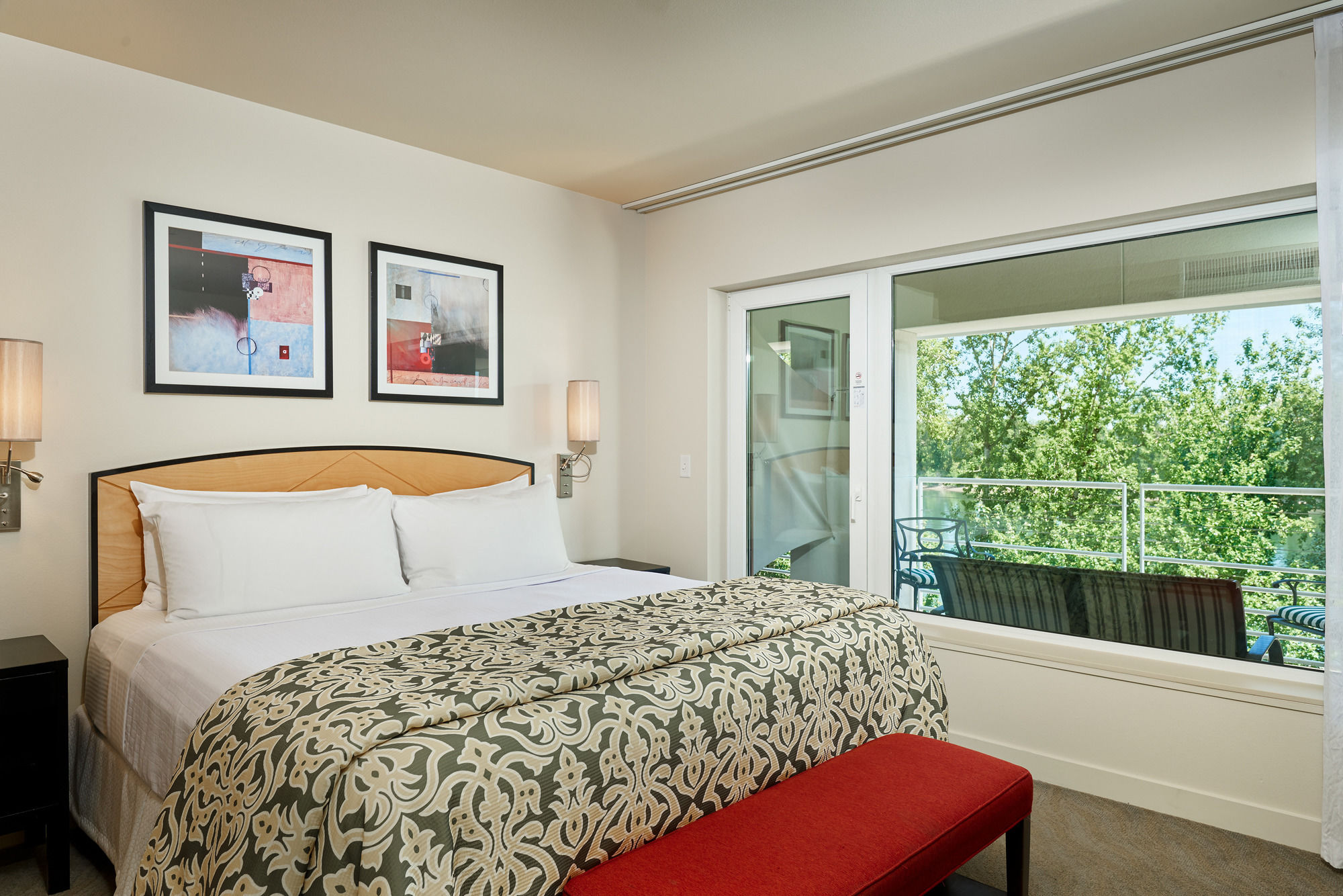 Discount Coupon for River's Edge Hotel & Spa in Portland, Oregon Save