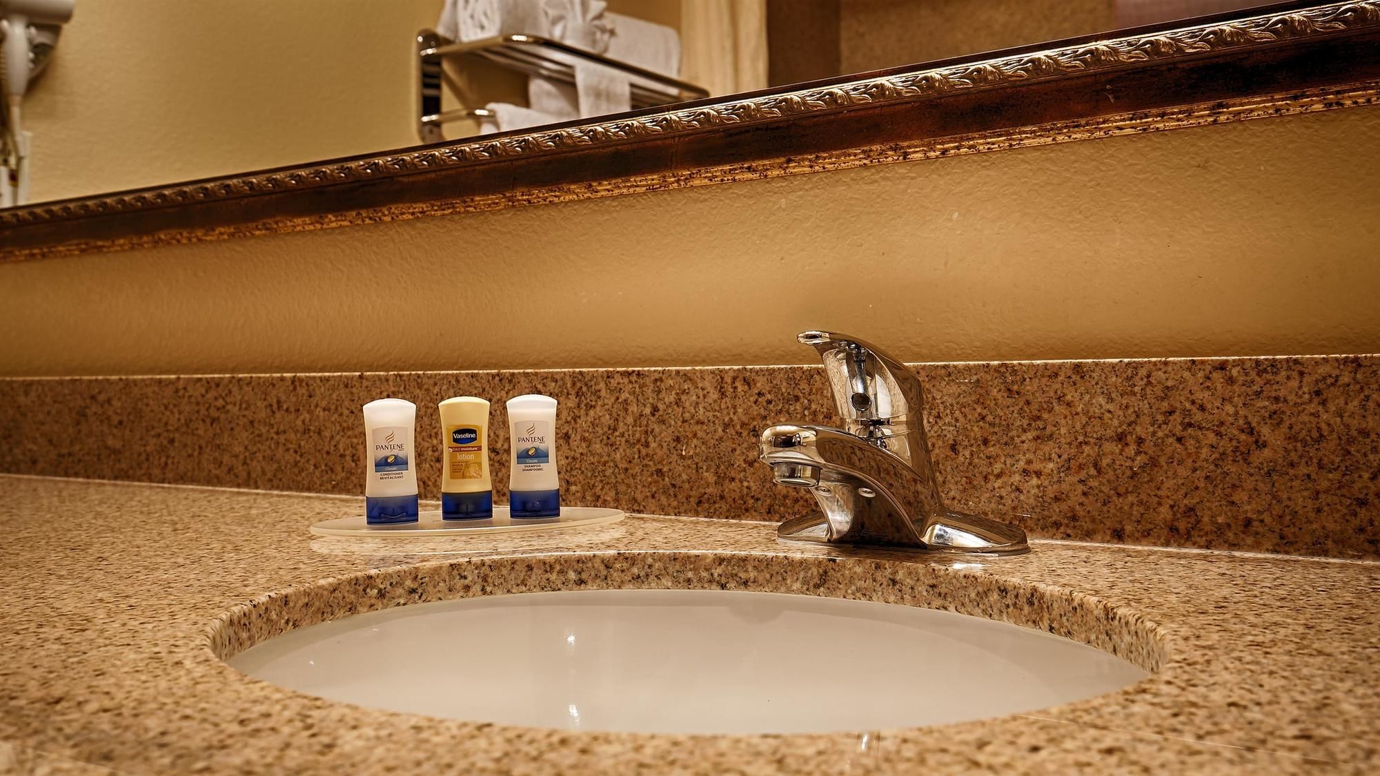 Best Western Plus Crown Colony Inn & Suites in Lufkin, TX