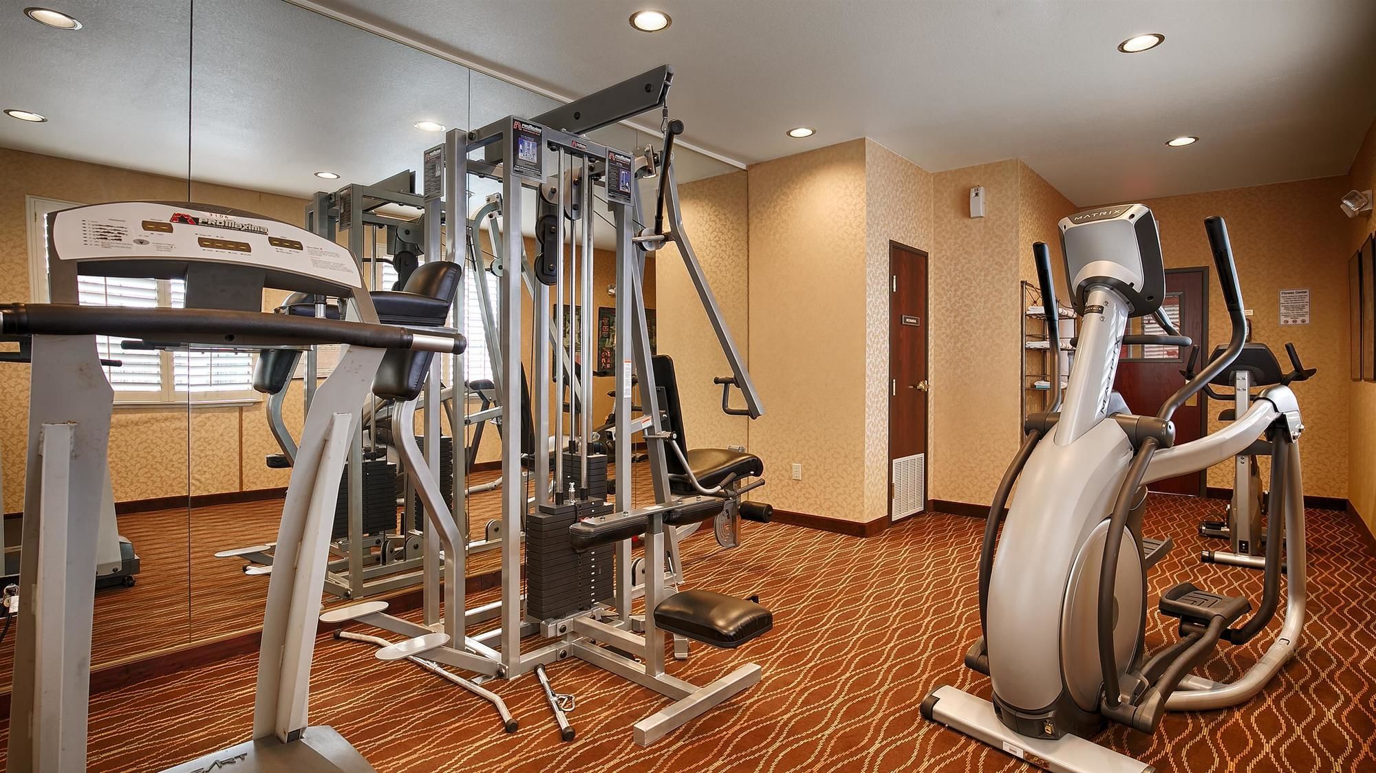 Best Western Plus Crown Colony Inn & Suites in Lufkin, TX