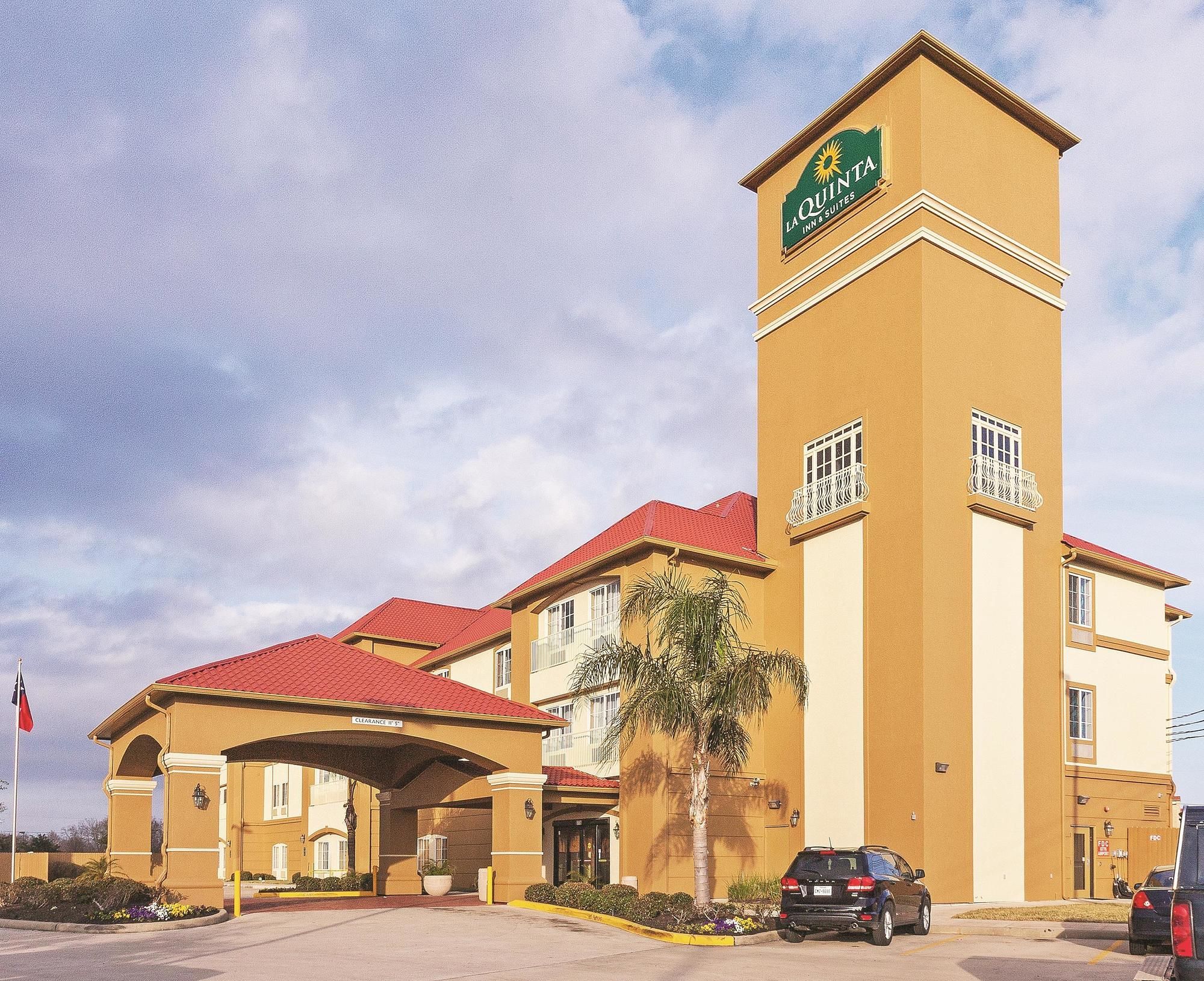 Discount Coupon for La Quinta Inn & Suites Houston Hobby Airport in