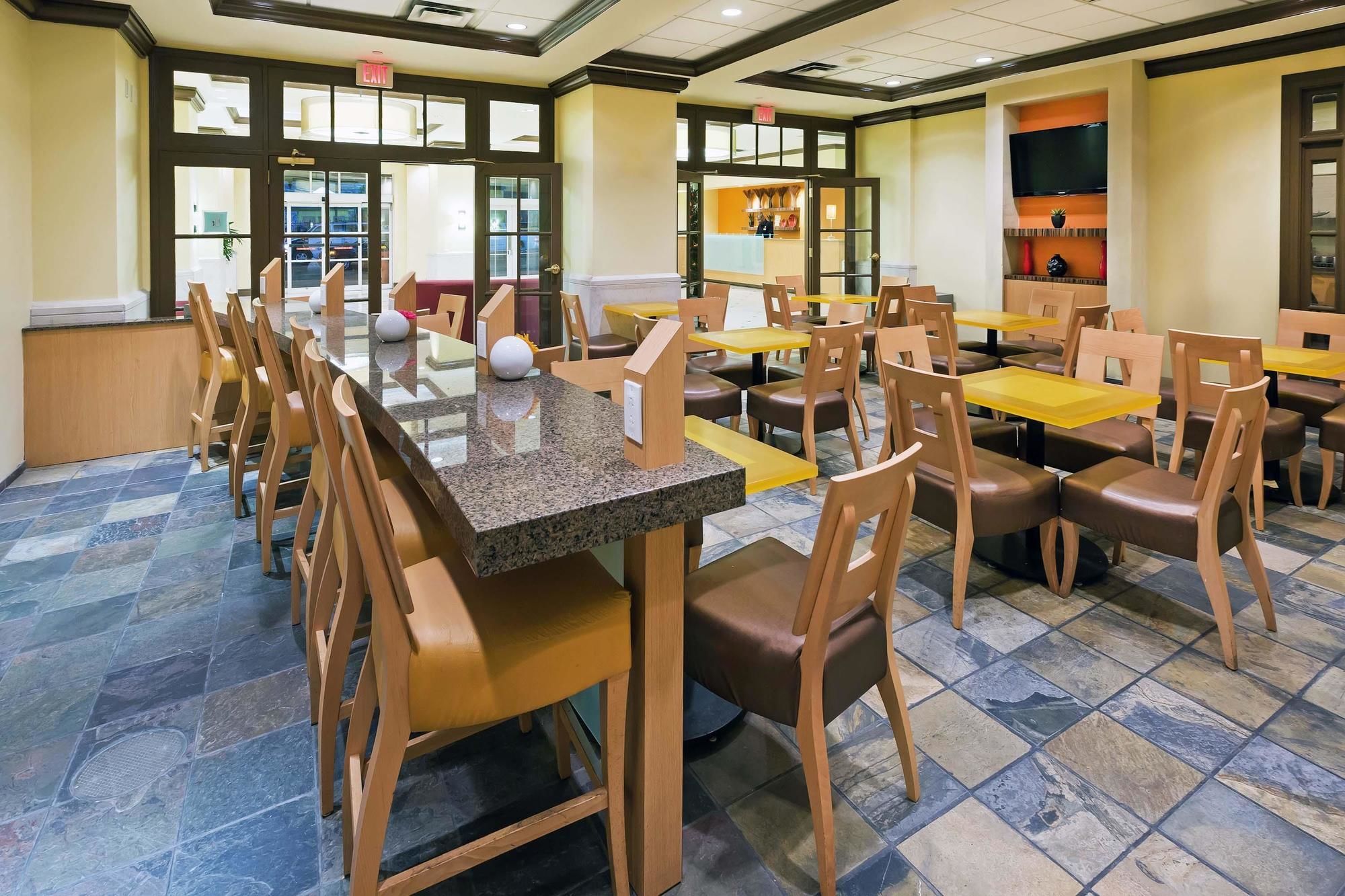 Discount Coupon for La Quinta Inn & Suites New Orleans Downtown in New