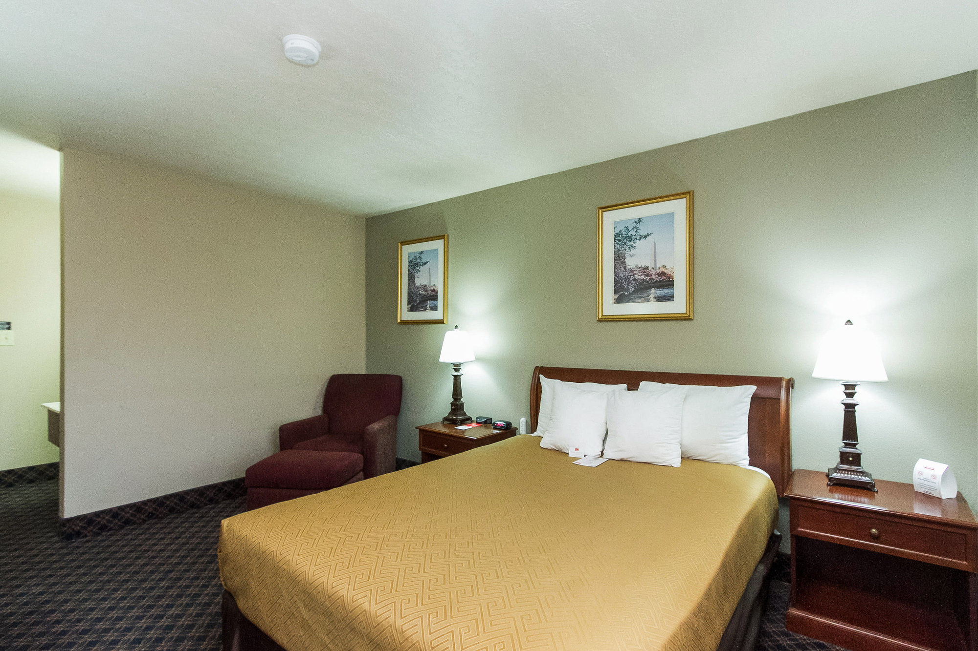Discount Coupon for Econo Lodge Inn & Suites - Des Moines/Merle Hays