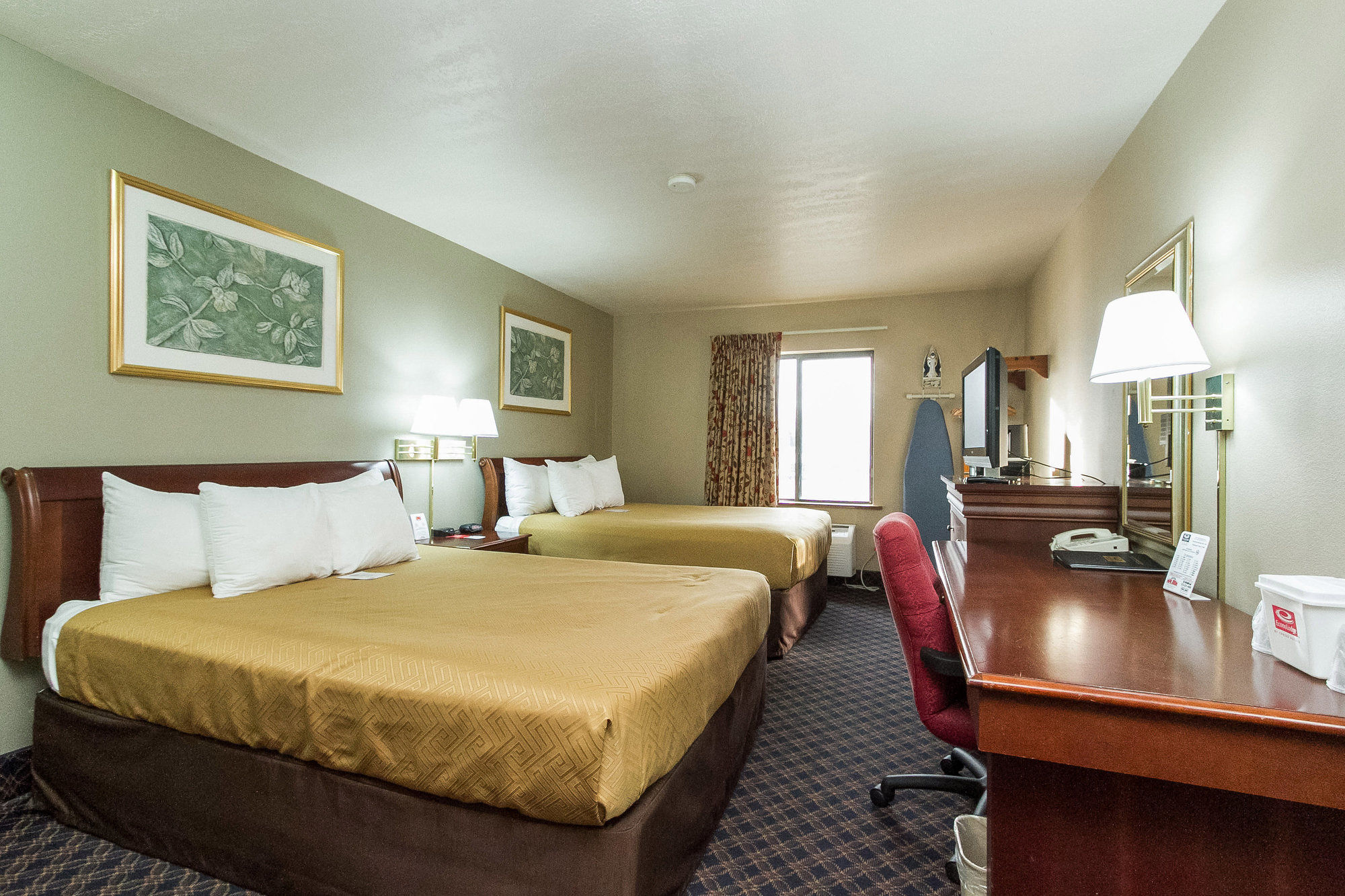 Discount Coupon for Econo Lodge Inn & Suites - Des Moines/Merle Hays