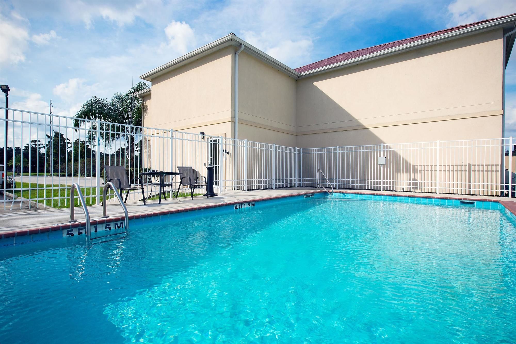 Discount Coupon for La Quinta Inn & Suites City in City