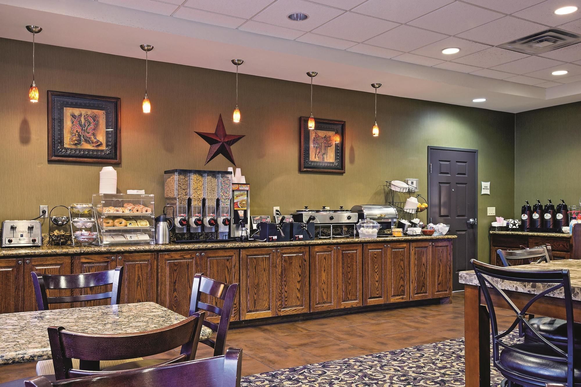 Discount Coupon for La Quinta Inn & Suites Fort Worth NE Mall in North