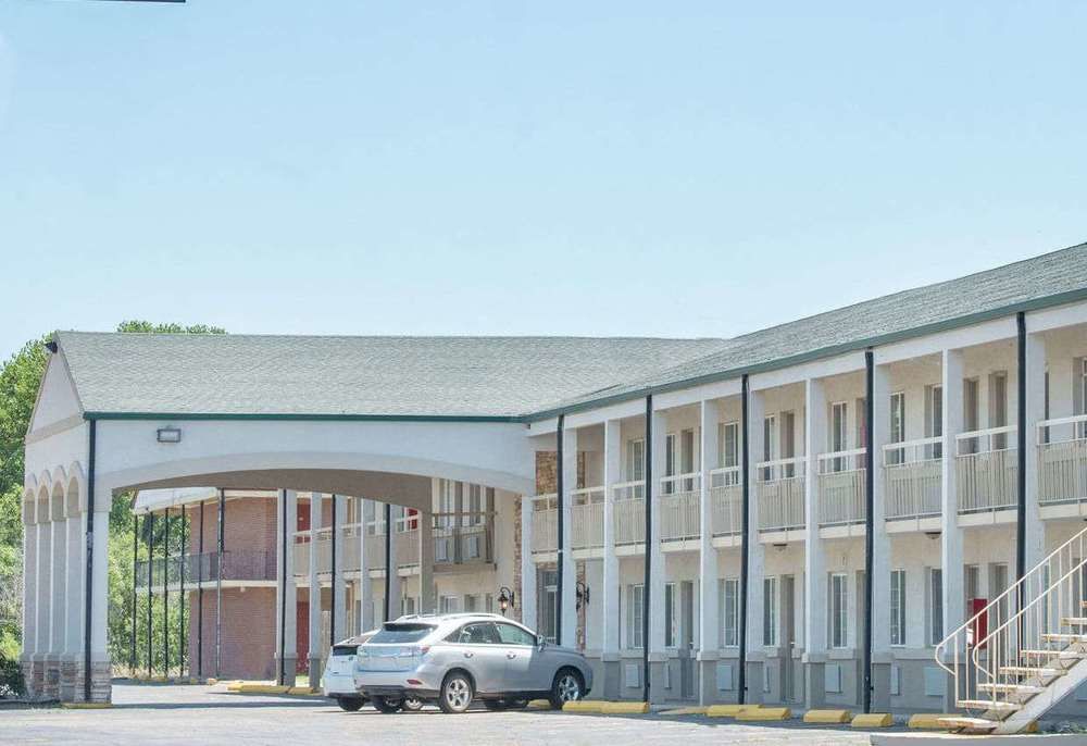 Discount Coupon for Howard Johnson Inn Salina Kansas in Salina, Kansas