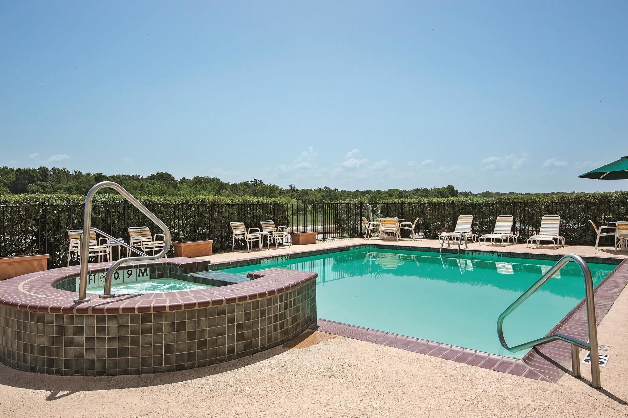 Discount Coupon for La Quinta Inn & Suites Gun Barrel City in Gun Barrel City, Texas Save Money!