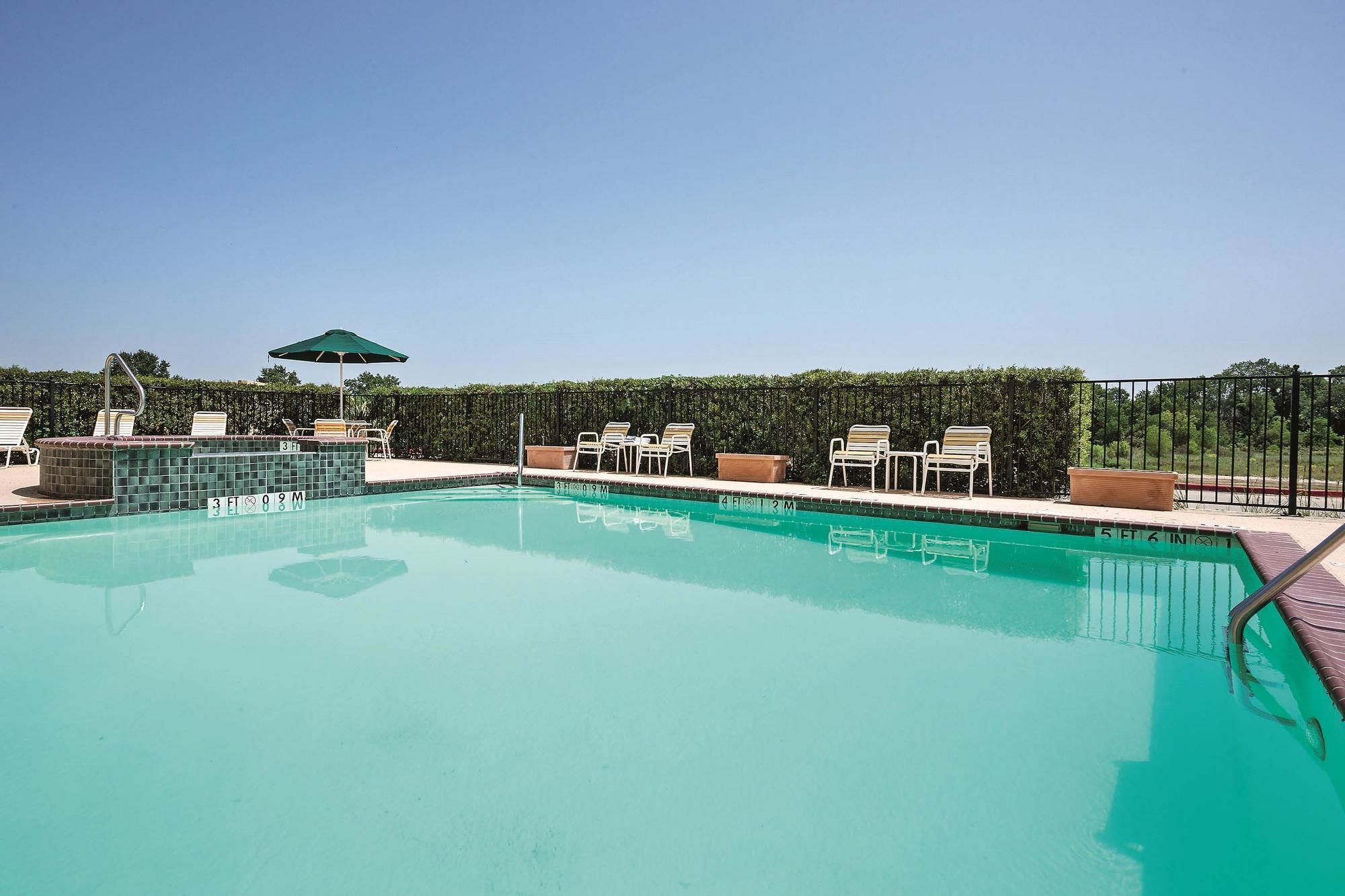 Discount Coupon for La Quinta Inn & Suites Gun Barrel City in Gun