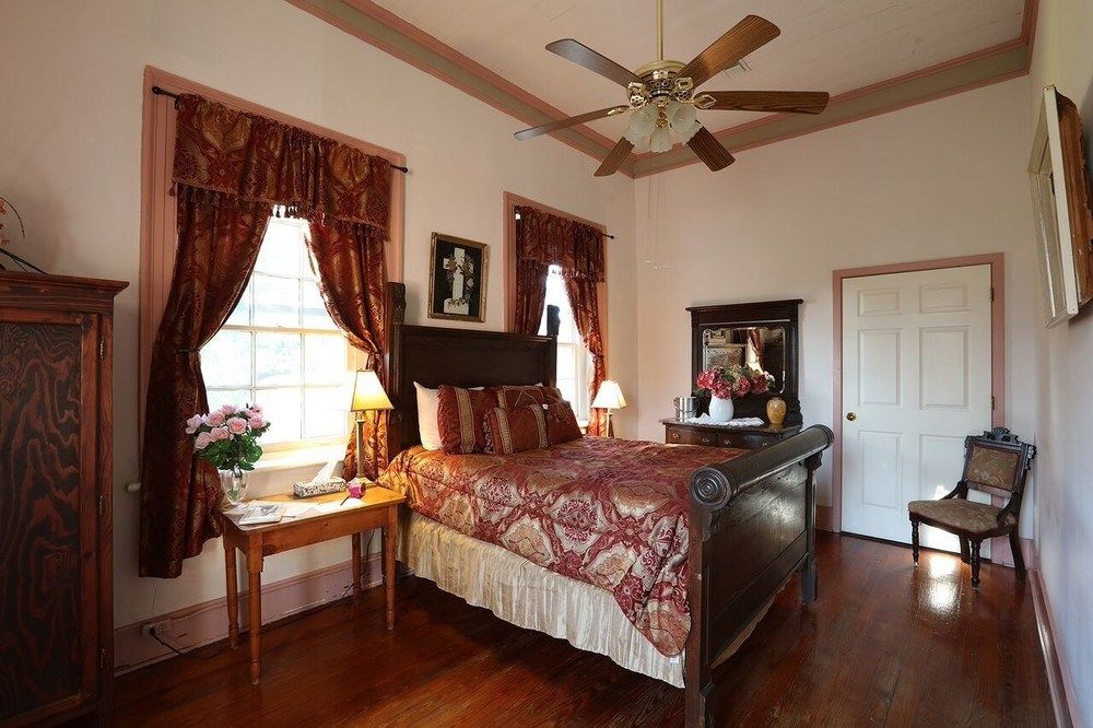 Discount Coupon for Old Castillo Bed and Breakfast in St Martinville