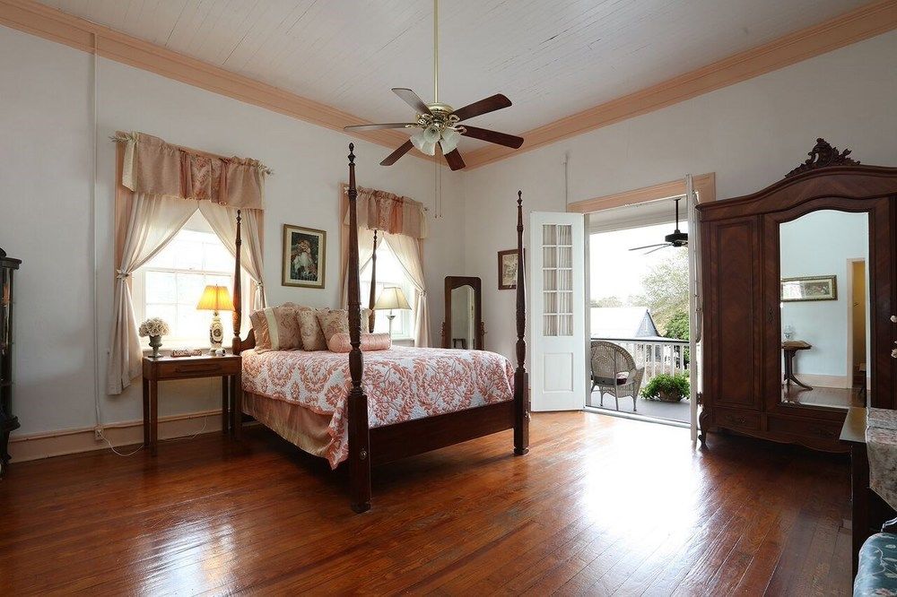Discount Coupon for Old Castillo Bed and Breakfast in St Martinville