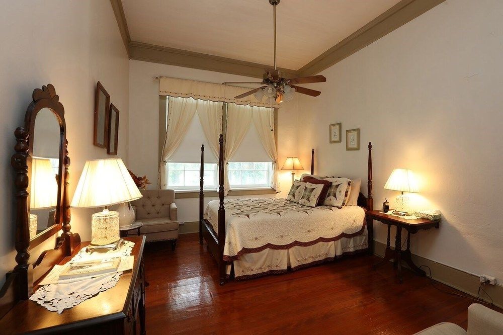 Discount Coupon for Old Castillo Bed and Breakfast in St Martinville