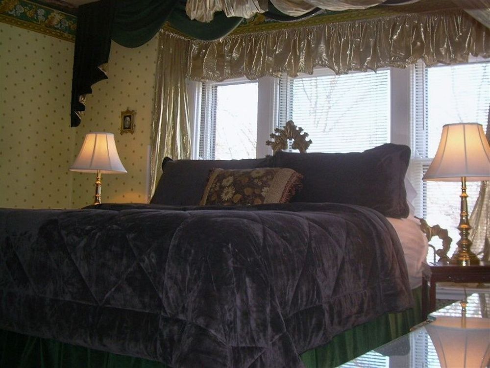 Discount Coupon for The Mansion Bed & Breakfast in West Dundee, Illinois Save Money!