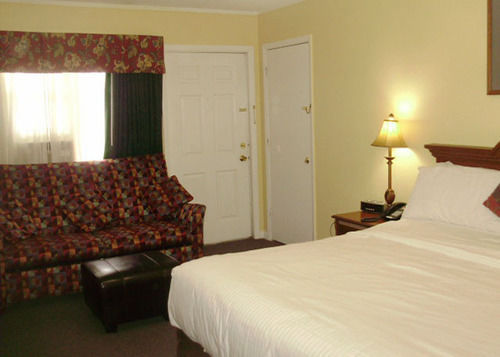 Econo Lodge Inn & Suites
