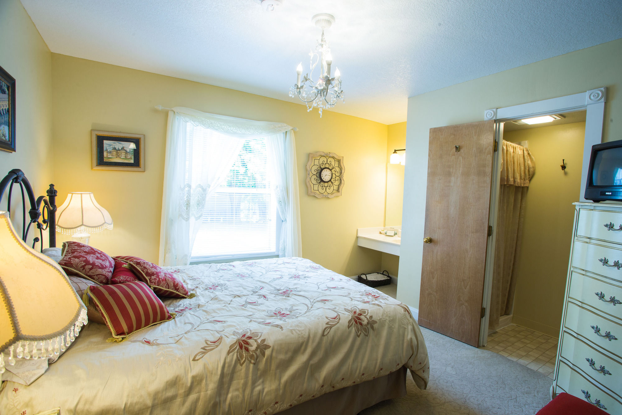 Discount Coupon for Woodstock Inn B&B in Independence, Missouri Save