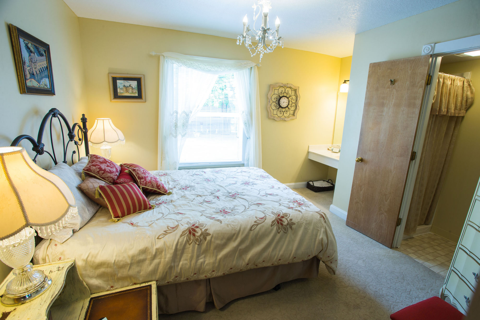 Discount Coupon for Woodstock Inn B&B in Independence, Missouri Save