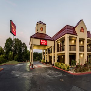 Discount Coupon for Red Roof Inn & Suites Clinton in Nashville