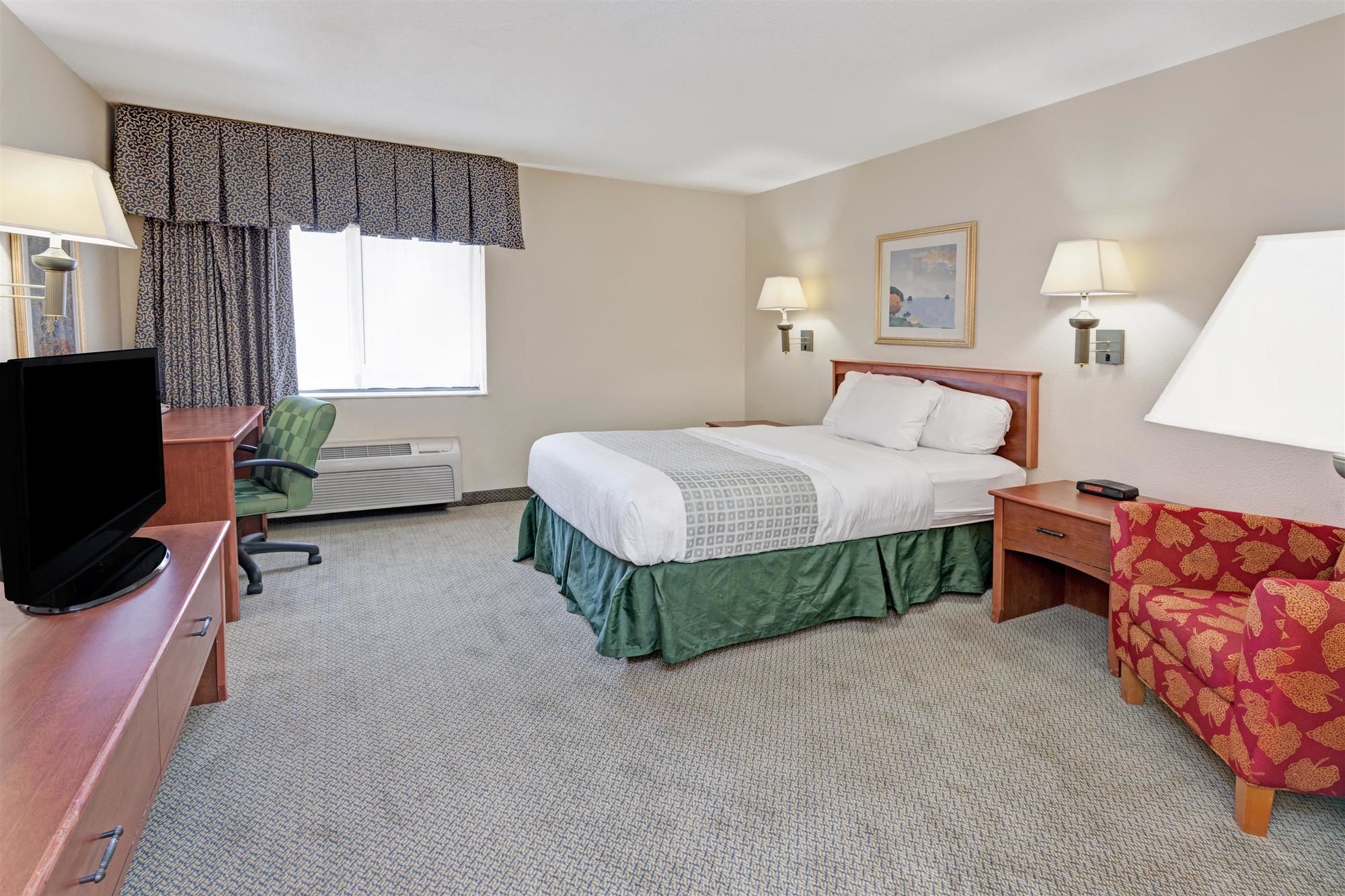 Discount Coupon for Baymont Inn & Suites Detroit Airport/Romulus in