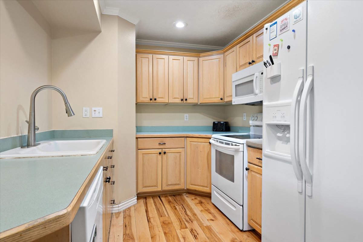 09-1541-N-Riverside-Ave-18-Provo-UT-9