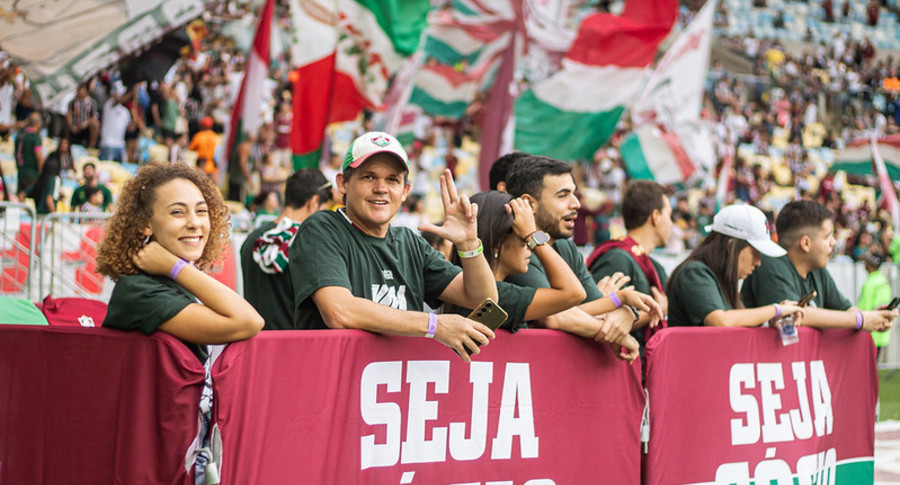 Sócios do Fluminense assistem a jogo na beira do campo em experiência exclusiva