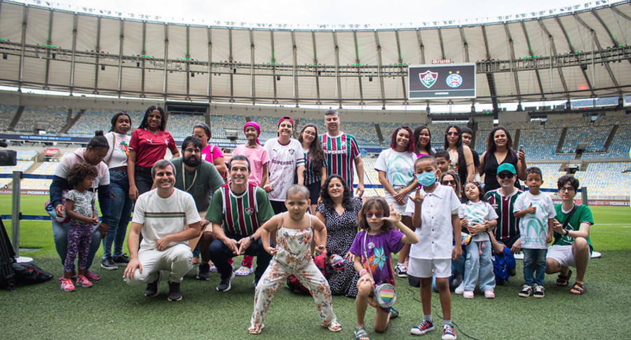Crianças e adolescentes em tratamento contra o câncer vivem dia especial no Maracanã