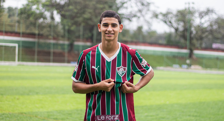 Marcelinho, joia de Xerém, assina primeiro contrato profissional