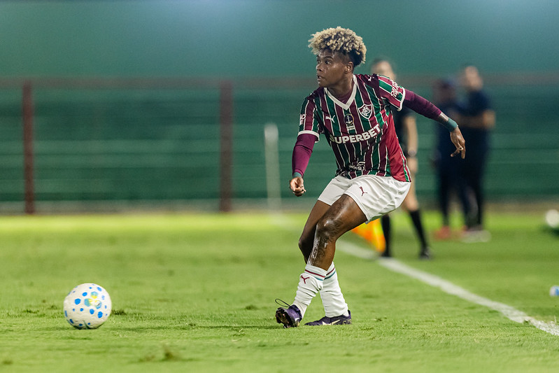 Pelé conduce el balón con Fluminense durante el empate ante Bahia en el Brasileirão Femenino