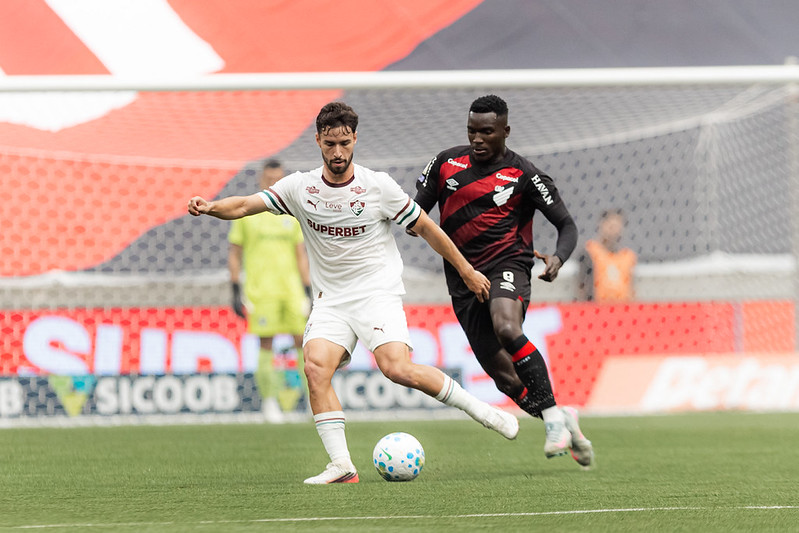 Jogadores de Fluminense e Athletico durante partida na Arena da Baixada.