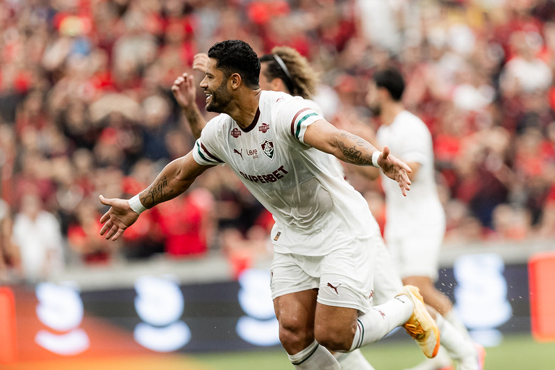 Hulk comemora gol do Fluminense contra o Athletico na Arena da Baixada.