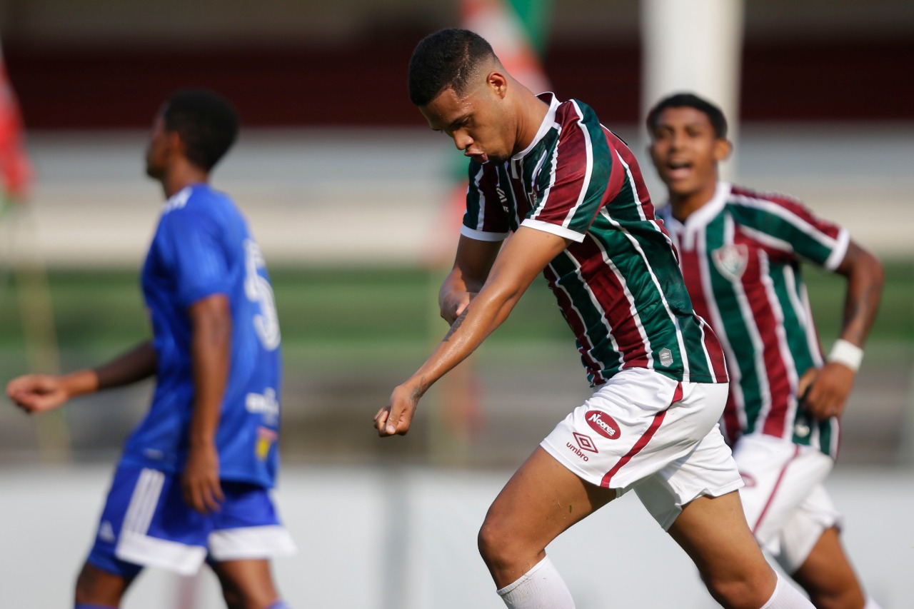 Fluminense goleia Cruzeiro e é líder