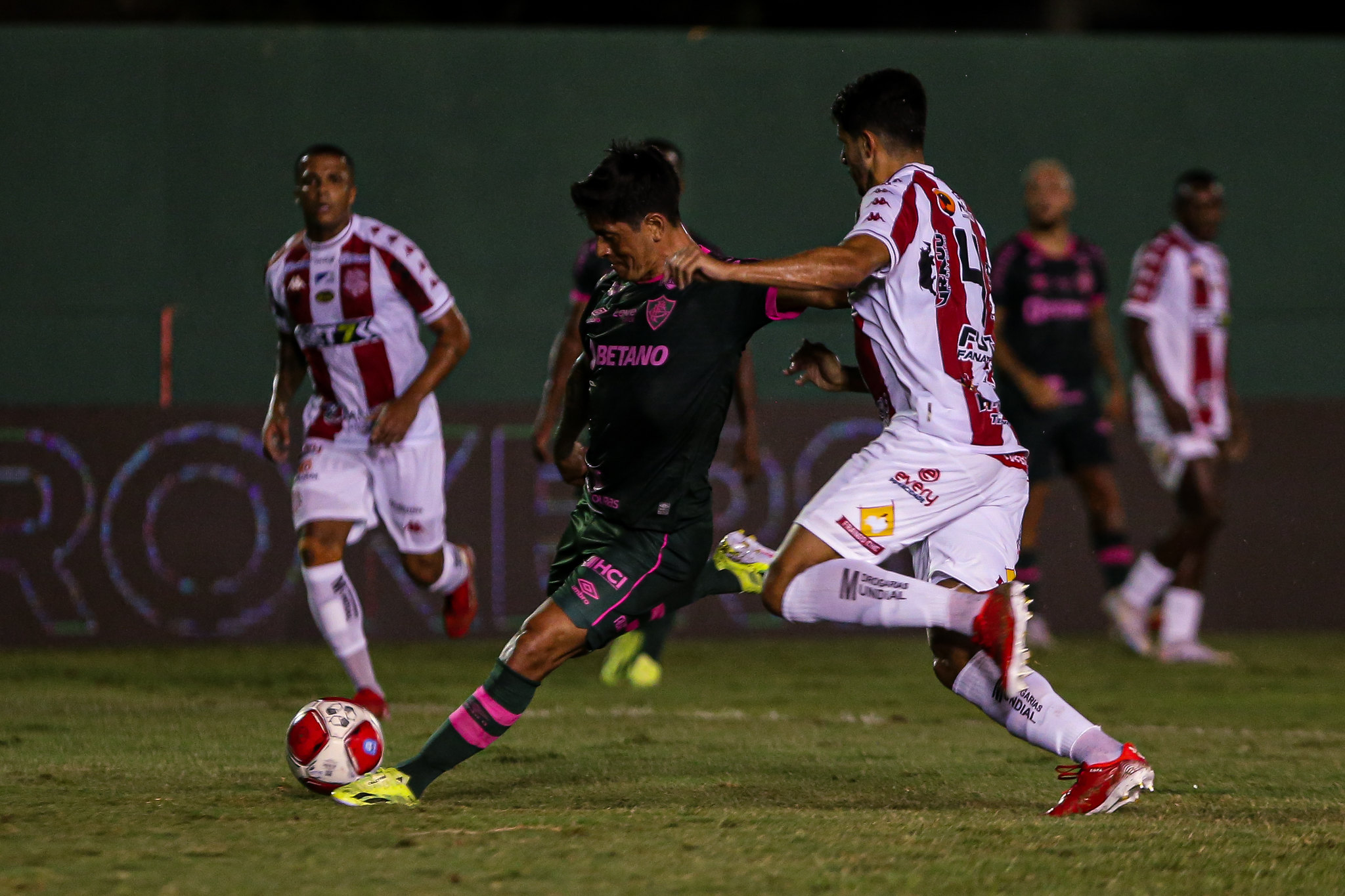 Fluminense goleia o Bangu e segue na liderança isolada do Carioca ...