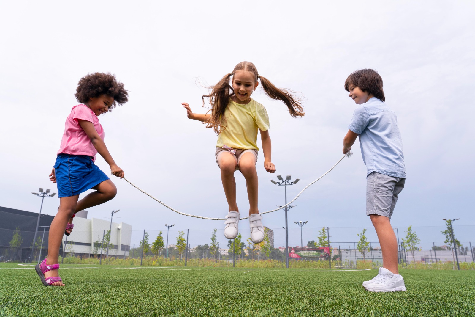 10 brincadeiras ao ar livre para curtir no dia das crianças | Blog PlayKids