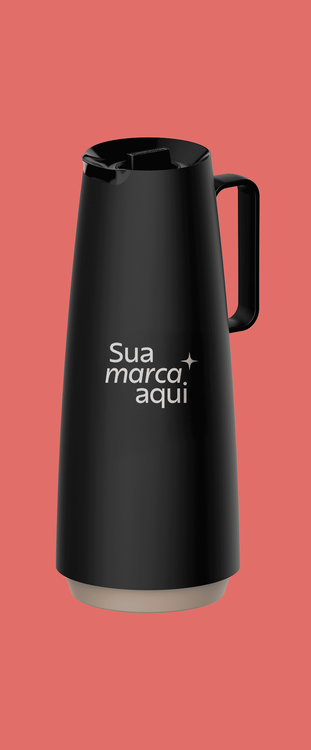 Garrafa térmica Tramontina modelo Exata na cor preta com acabamento fosco, centralizada sobre um fundo rosa coral. No corpo da garrafa, há uma simulação de gravação personalizada com o texto 'Sua marca aqui' e um ícone de estrela em branco.