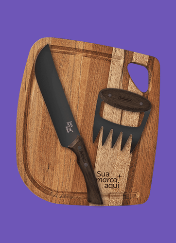 Kit de churrasco premium da Tramontina sobre fundo roxo. O conjunto inclui uma tábua de madeira clara, uma faca de lâmina preta e uma garra de urso. Tanto a tábua quanto a lâmina da faca exibem a gravação personalizada 'Sua marca aqui'.