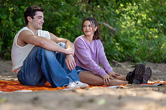 show hero image in three sizes