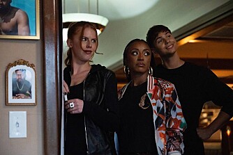 show hero image in three sizes