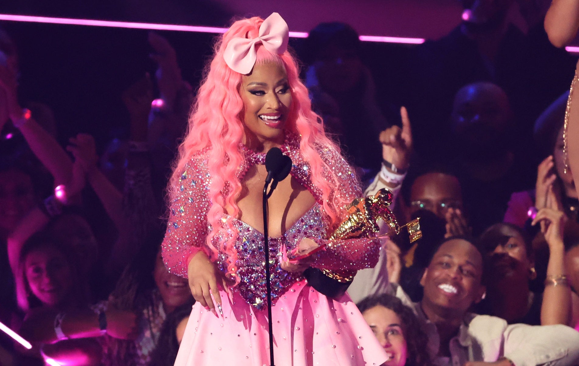 Nicki Minaj accepts the Michael Jackson Video Vanguard Award onstage at the 2022 MTV VMAs at Prudential Center on August 28, 2022 in Newark, New Jersey. Photo: Getty Images Arturo Holmes