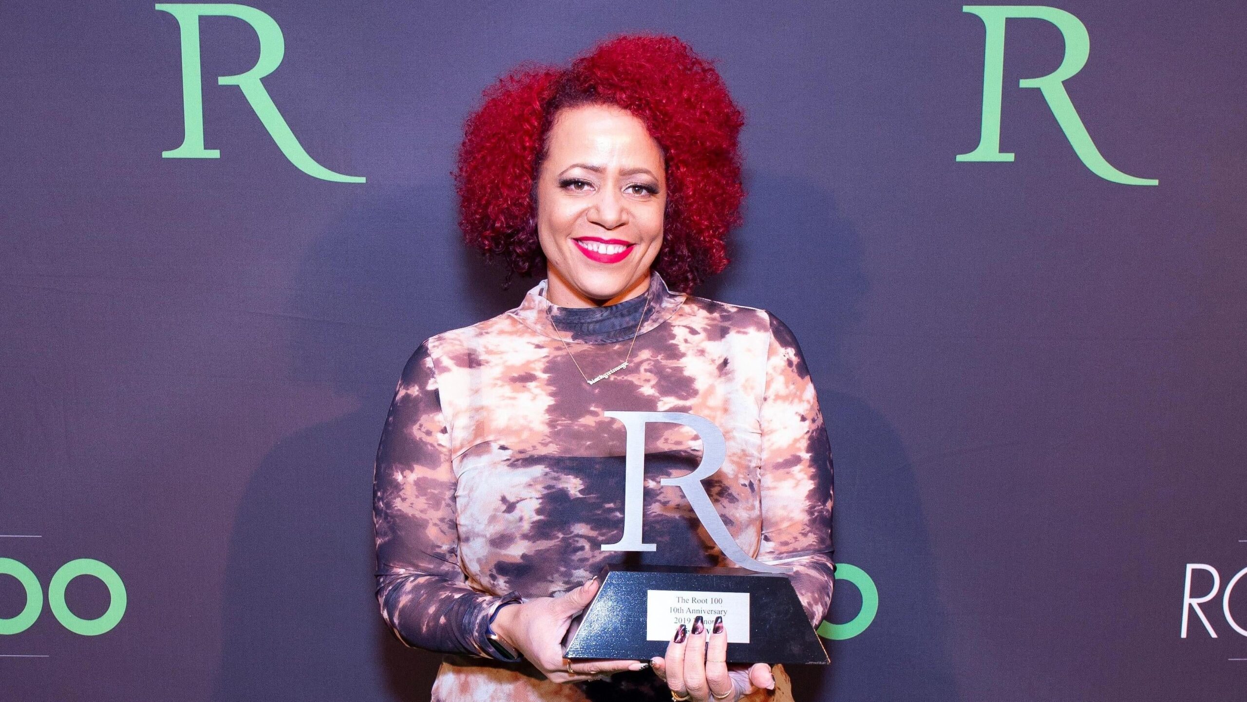 Pulitzer Prize-winning creator of The 1619 Project Nikole Hannah-Jones shows off her 2019 Root 100 statuette. Photo: Getty Images Arturo Holmes